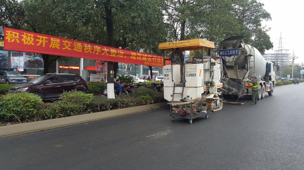 為什么說(shuō)路緣石滑模機(jī)是混凝土滑模攤鋪的好幫手呢？