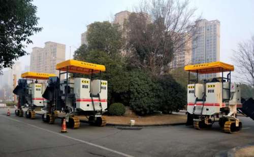 作為公路施工中的重要路面機(jī)械，混凝土路緣石滑模攤鋪機(jī)必須跟上時代步伐