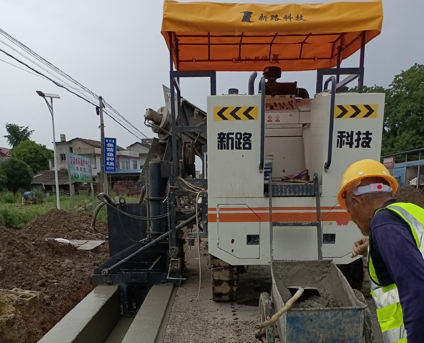 G353慈利至張家界城區(qū)公路排水溝滑模一次性成型，滑模施工效率高