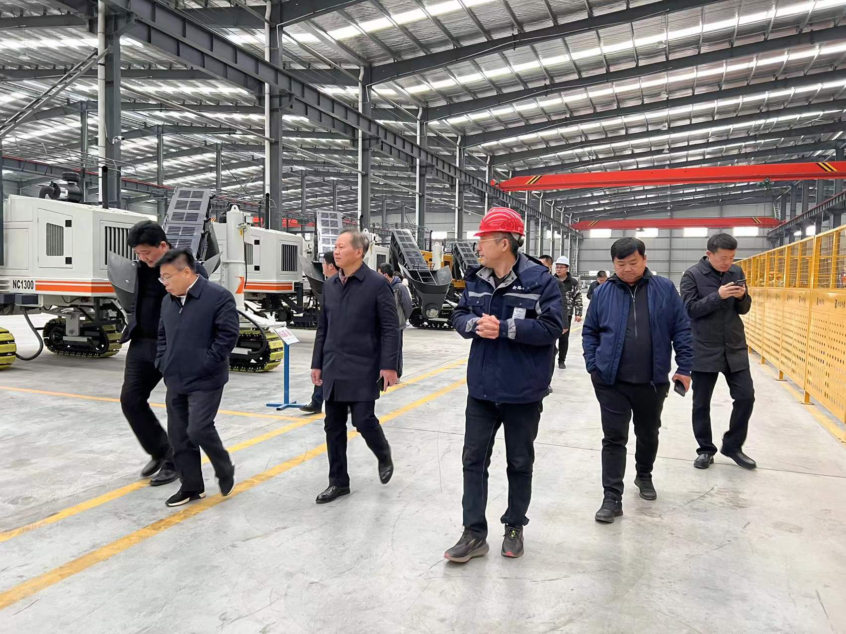 熱烈歡迎徐州市委市政府、淮海國(guó)際港務(wù)區(qū)、柳新鎮(zhèn)一行領(lǐng)導(dǎo)來(lái)我司參觀考察工作